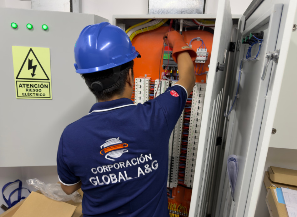 Técnico de Global A&G realizando una revisión de climatización